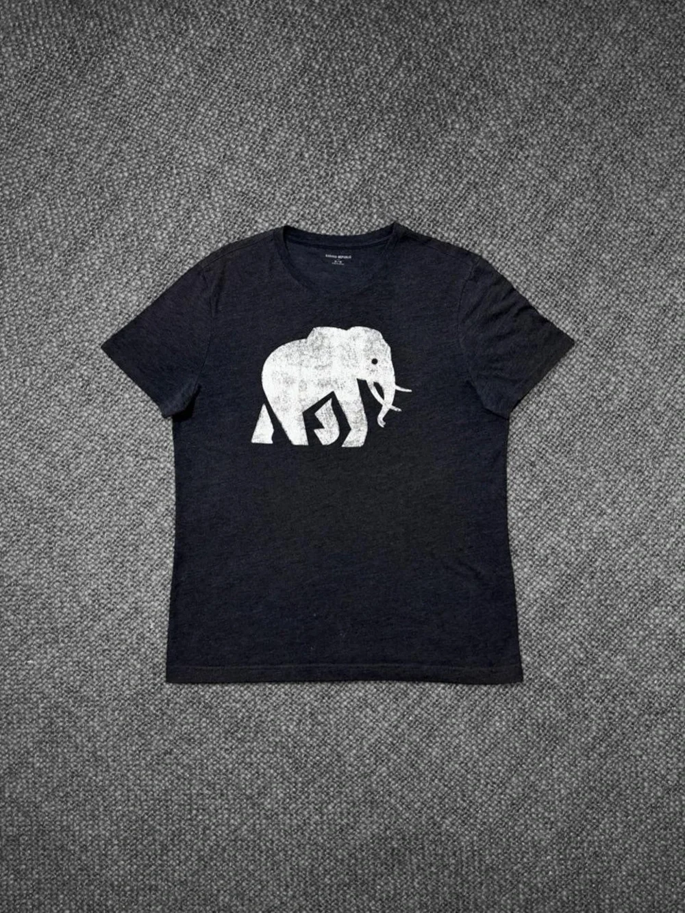 Banana Republic Men’s Charcoal Elephant Graphic T-Shirt Size Medium